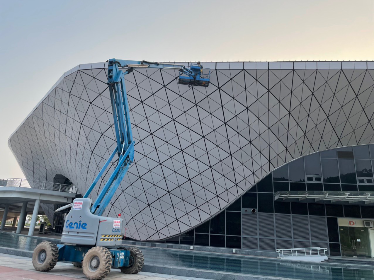 Cho thuê xe nâng người Boomlift tại các KCN ở Quảng Ninh